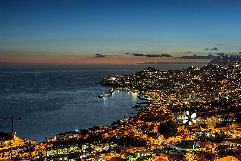 空中城市景观照亮丰沙尔，黄昏时分的马德拉图片素材