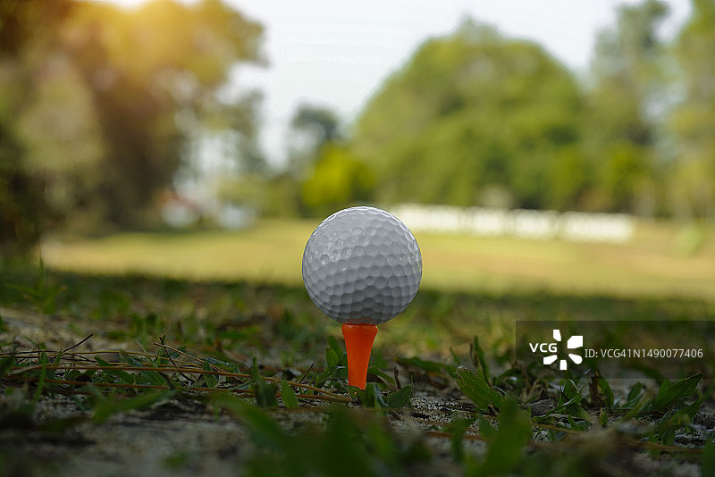 高尔夫球放在球座上准备击球图片素材