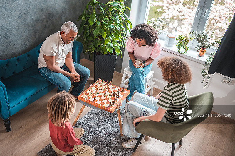 建立国际象棋技能:一个家庭的共同激情图片素材