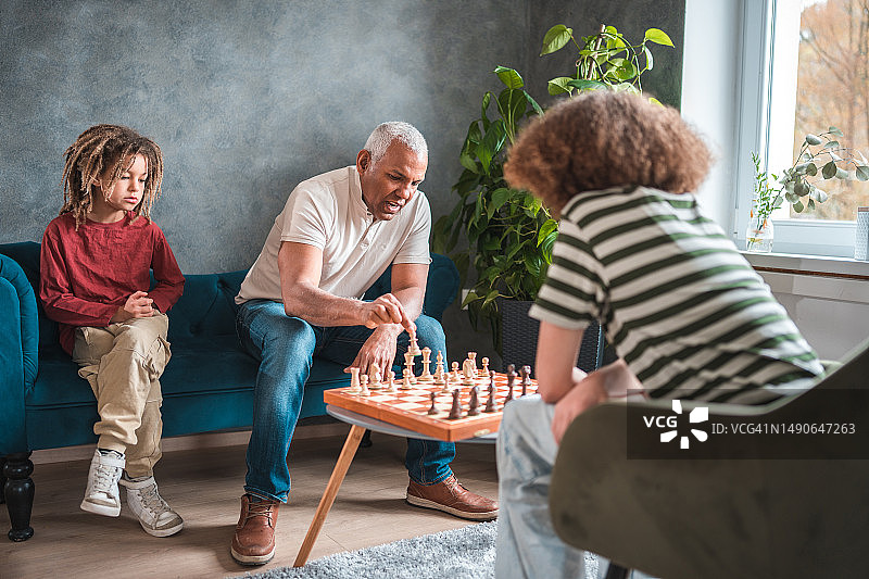 家庭享受与国际象棋的美好时光图片素材