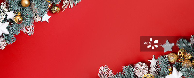 圣诞背景与金色的白色装饰在红色背景与复制空间平铺横幅格式，罗马尼亚图片素材