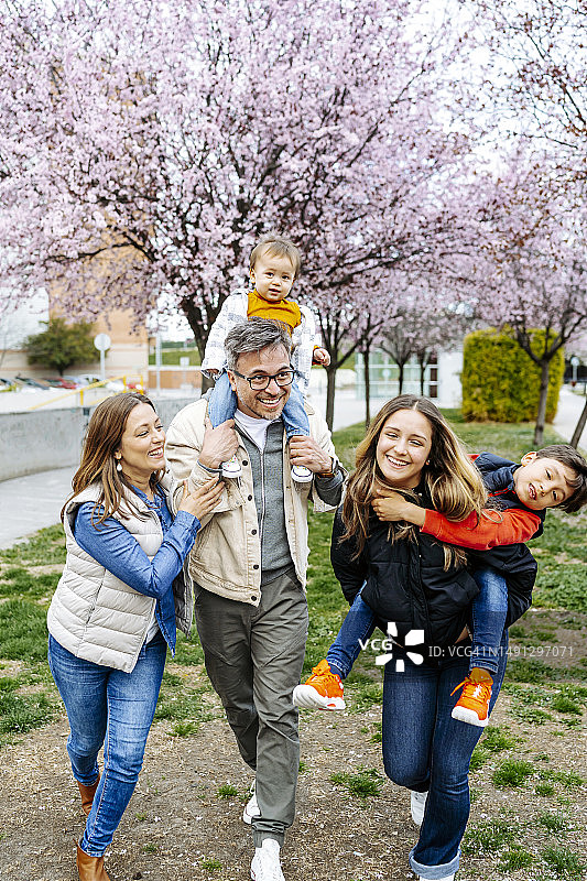在公园享受休闲时光的幸福家庭图片素材