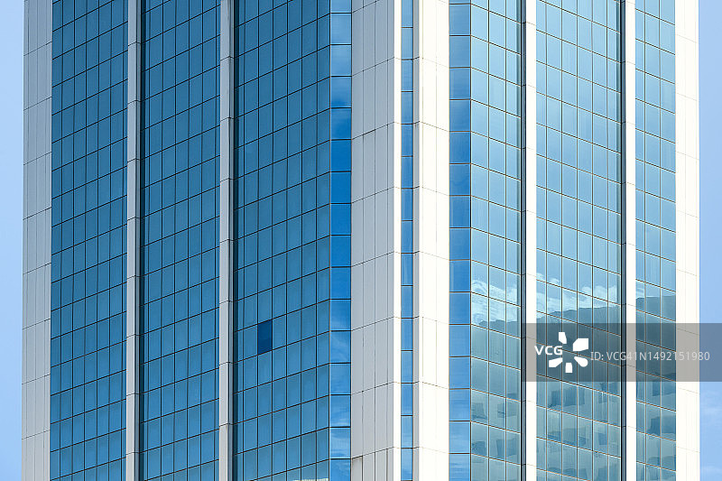 一座带有蓝色玻璃的商业摩天大楼图片素材