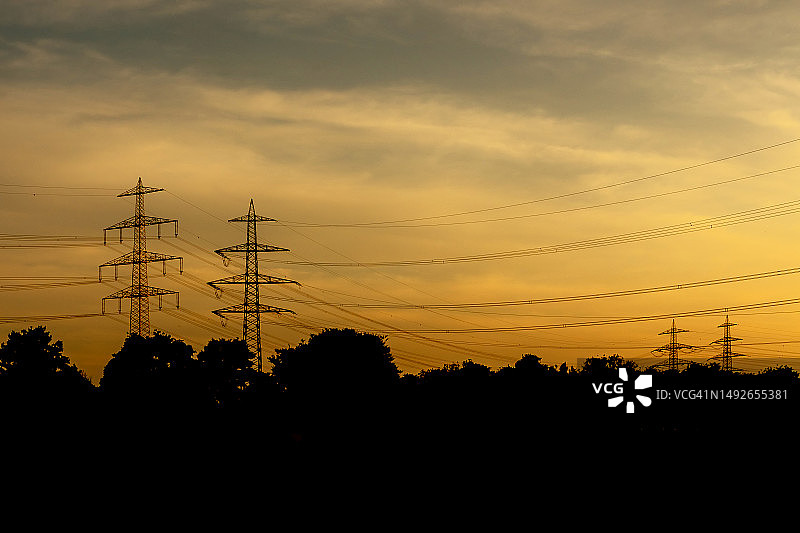 夕阳下的电塔图片素材