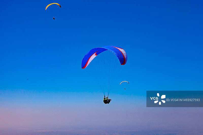降落伞在明亮的蓝天图片素材