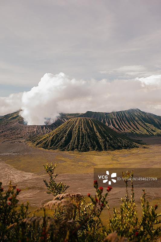 火山景观与天空相映成趣图片素材