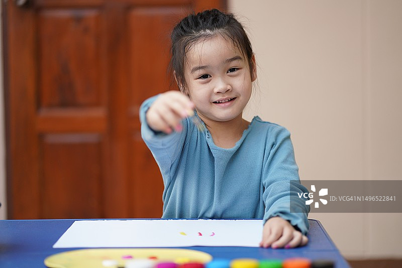 可爱的小女孩喜欢用水彩画，周末的活动，为发展中的孩子呆在家里图片素材