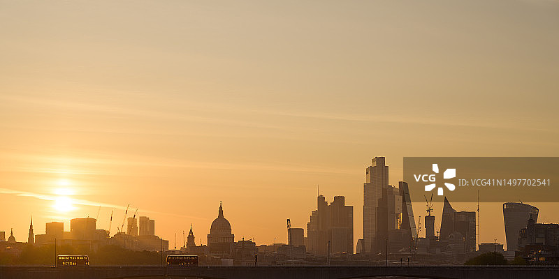 日出时伦敦城市的全景天际线图片素材