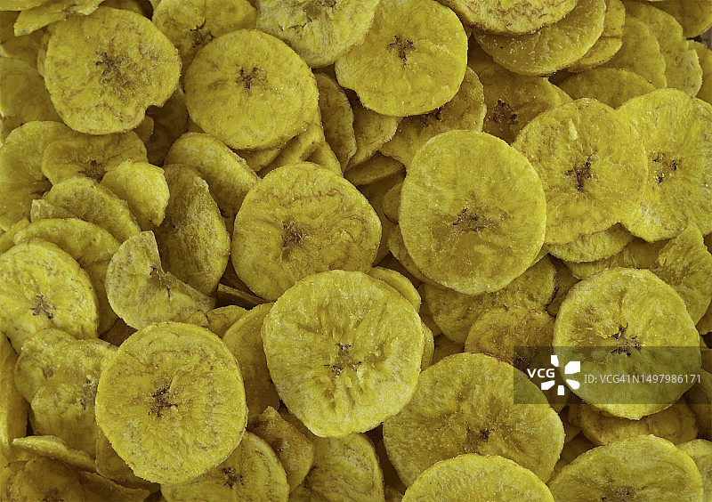 一堆脱水油炸香蕉片加盐，俯视图。土豆，土豆和通心粉。拉丁美洲传统美食的俯视图，叫做炸土豆条。Platano。图片素材