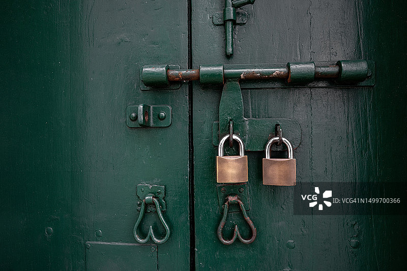 绿色的门和铜锁的特写图片素材
