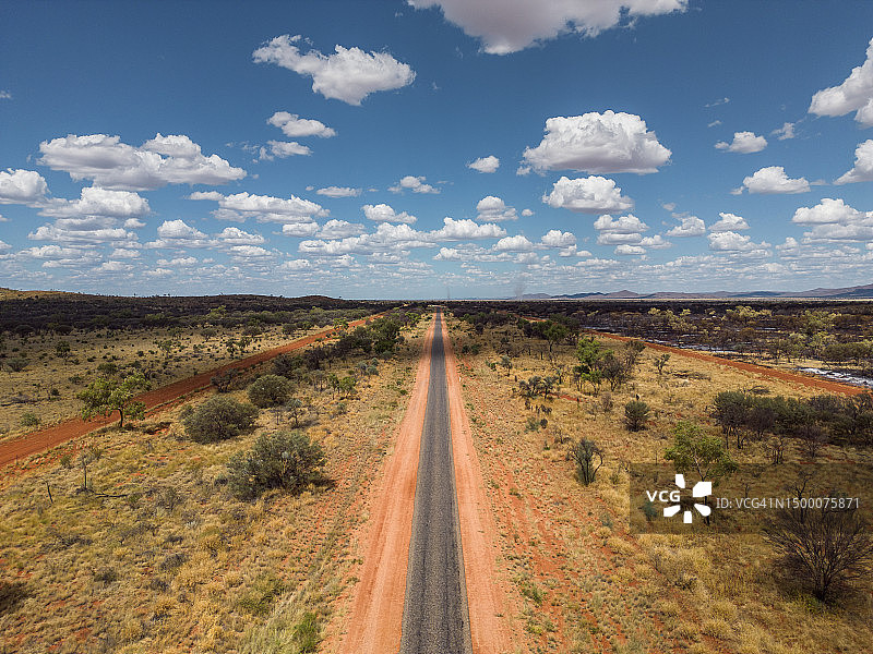 从空中拍摄的横穿伯特平原的单车道公路，澳大利亚北领地图片素材