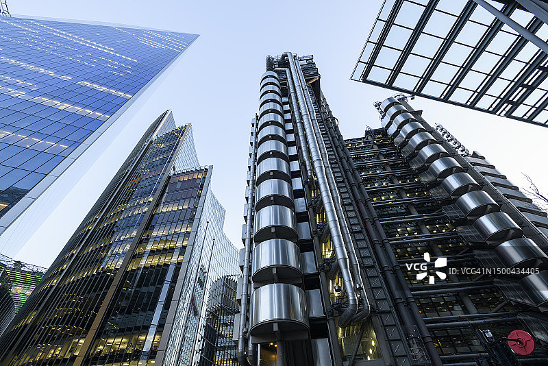 仰望伦敦的现代金融大厦图片素材