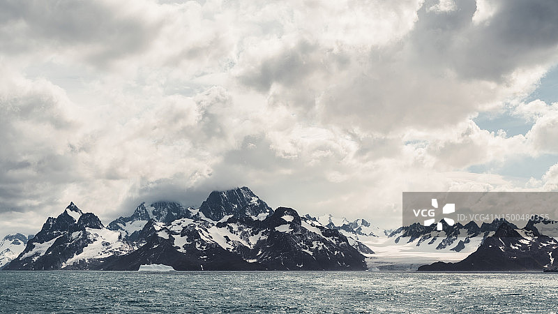 南极半岛沿海冰川和山脉全景图图片素材