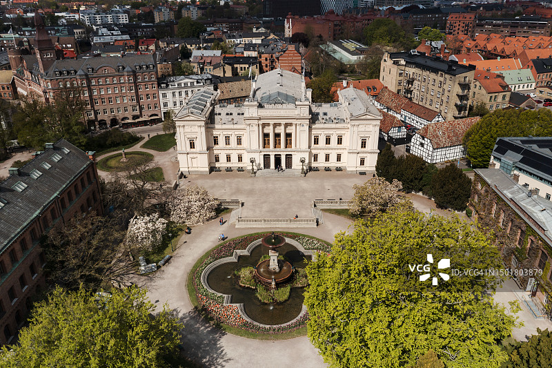 鸟瞰图，一座古老的大学建筑在一个城市。图片素材