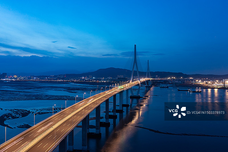 夜间跨海大桥的交通轨迹图片素材