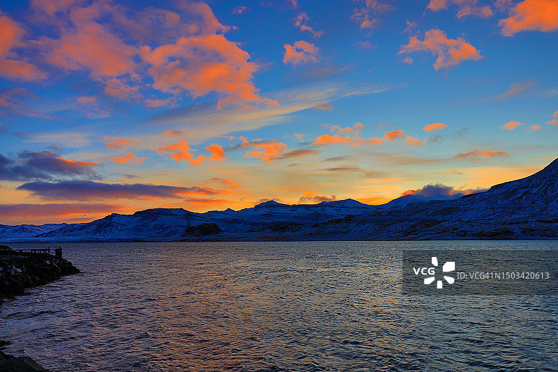 冰岛，日落时分，湖对着天空的美景图片素材