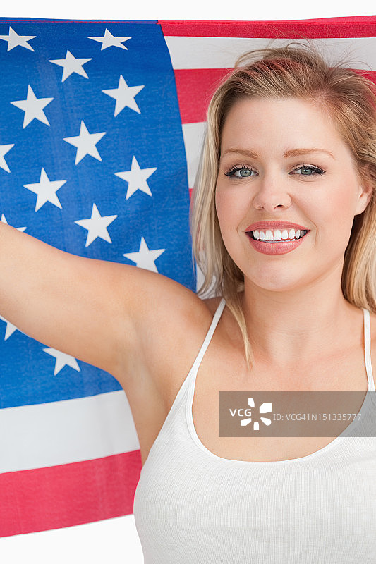 微笑的女人举着旧荣耀的旗帜图片素材