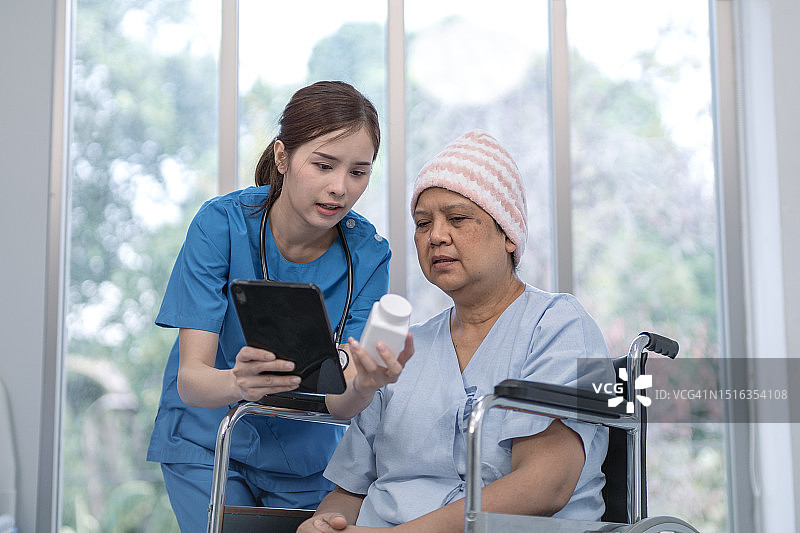 亚洲护士在医院给癌症病人的用药建议图片素材