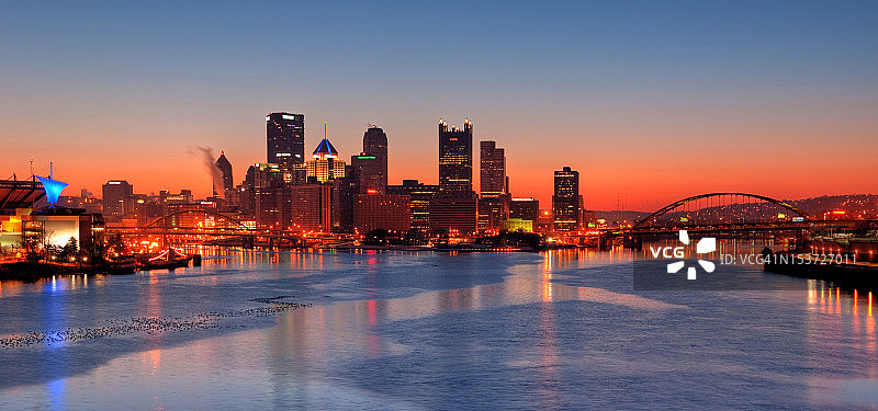 日出时分的匹兹堡宾夕法尼亚天际线图片素材