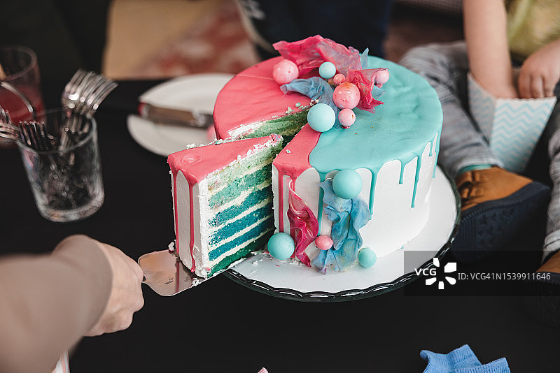 一个美味的蛋糕被切开，以显示婴儿的性别图片素材