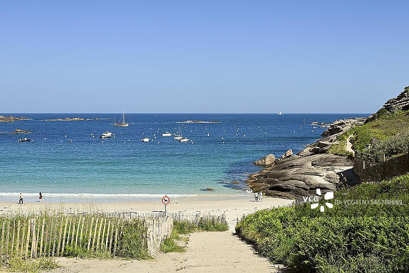 拥有沙滩和花岗岩的海湾，位于法国布列塔尼省的特雷格斯特尔图片素材