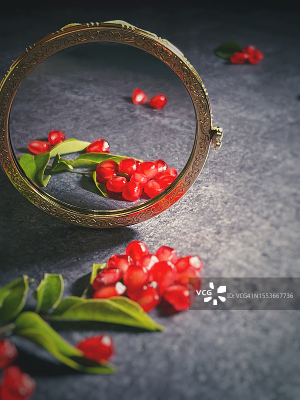 印度马哈拉施特拉邦浦那，餐桌上盘子里的辣椒的高角度照片图片素材