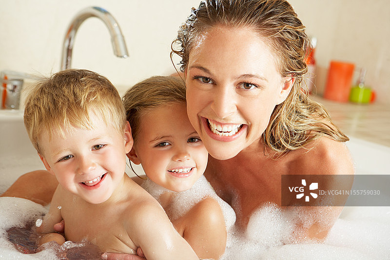 母亲与孩子放松在泡泡浴图片素材