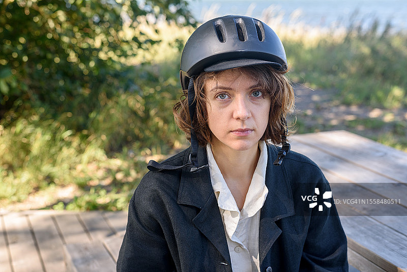 一个戴着头盔的年轻女子的画像，塔林，爱沙尼亚图片素材