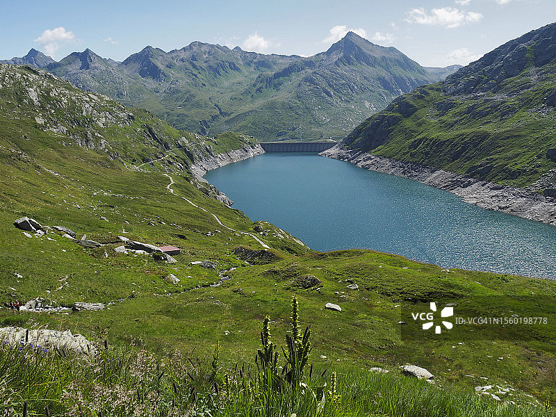 卢桑德罗高山水库和圣哥达山口附近的普罗萨山(Passo del San Gottardo)图片素材