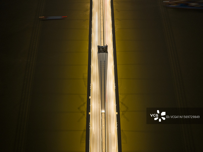 现代桥梁夜间交通的鸟瞰图图片素材