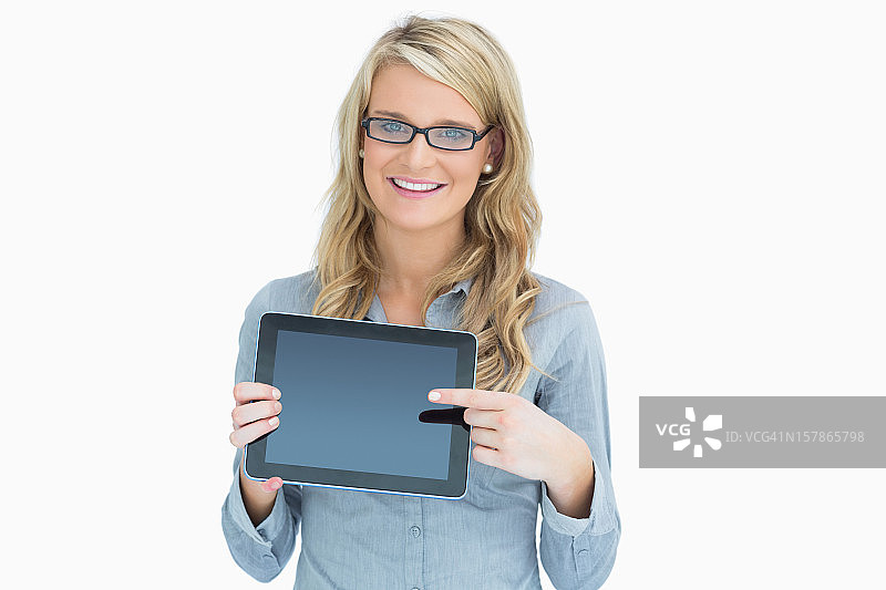 一个戴眼镜的女人，指着她的平板电脑图片素材