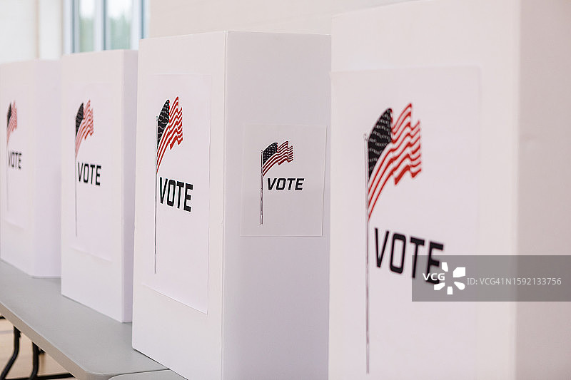 印着美国国旗的投票站排成一排图片素材