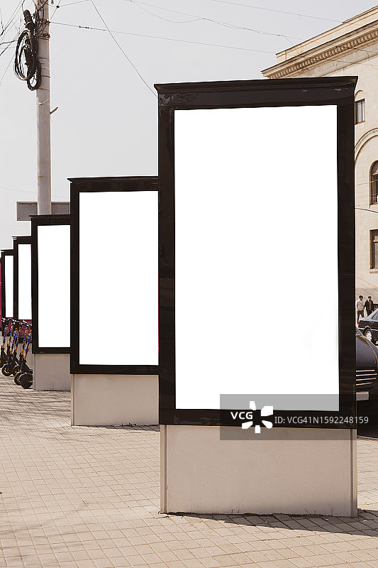 空白模拟垂直街道海报广告牌在城市背景图片素材