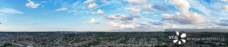 高角度的城市景观对着天空图片素材