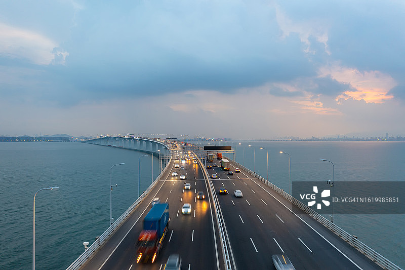 夜间跨海大桥上的交通流量图片素材