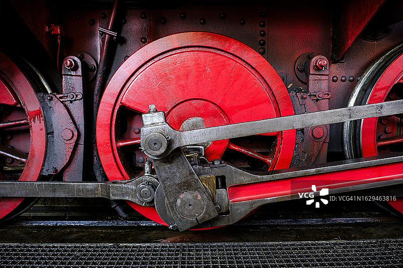 德国克雷菲尔德，历史悠久的蒸汽机车的飞轮图片素材