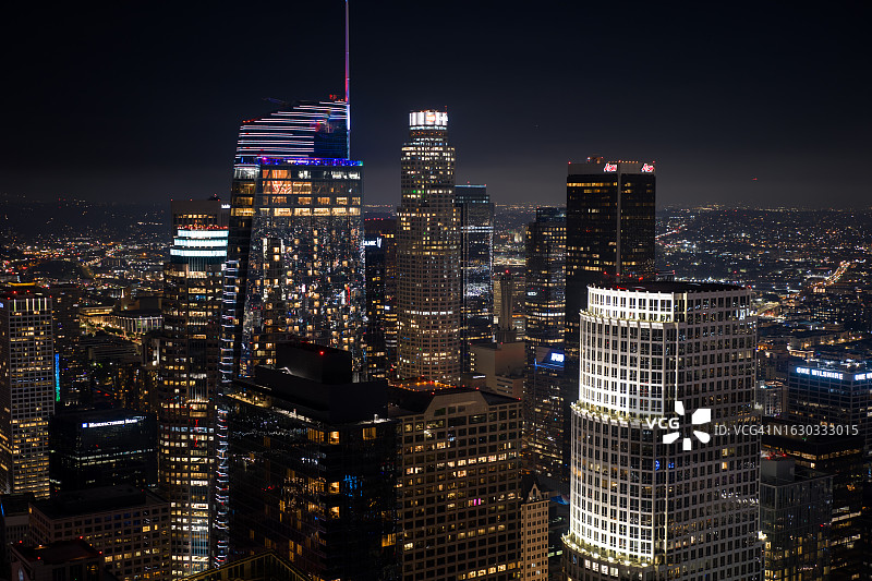 洛杉矶市中心摩天大楼的顶部-夜间航拍图片素材