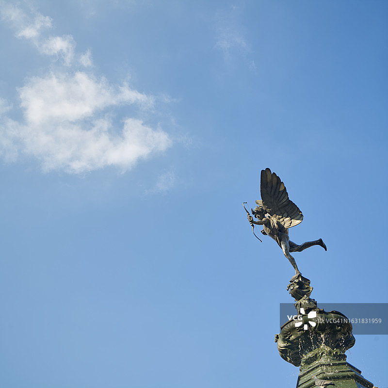 位于英国伦敦皮卡迪利广场的爱神雕像图片素材