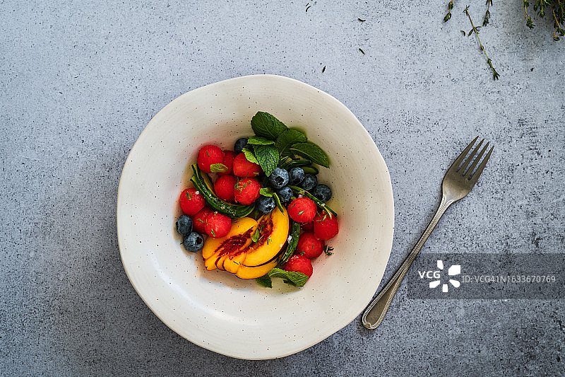 碗装水果沙拉，健康的素食夏日美食图片素材