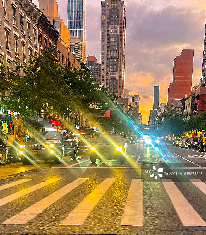 纽约，黄昏时汽车前灯的照明弹图片素材