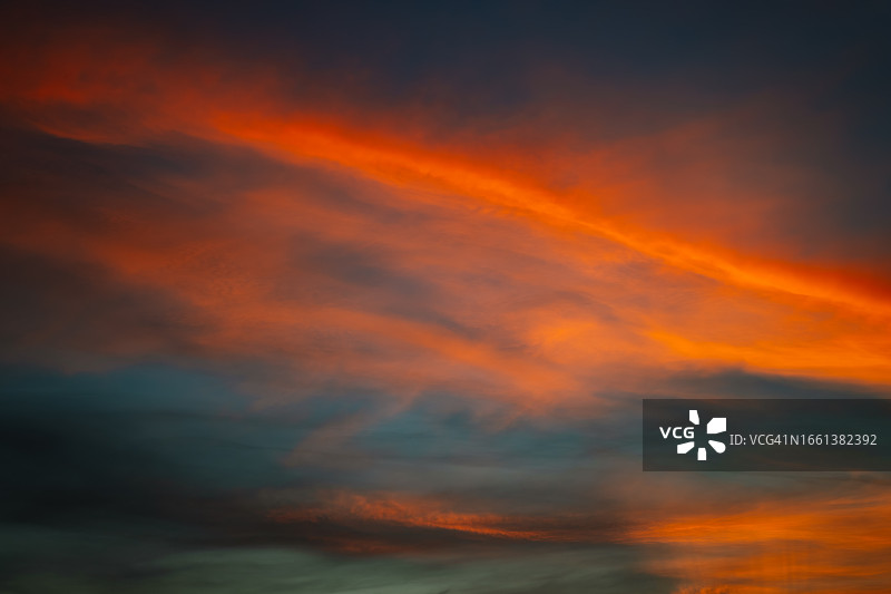 日落和日出周围的橙色和蓝色的云戏剧性的天空图片素材