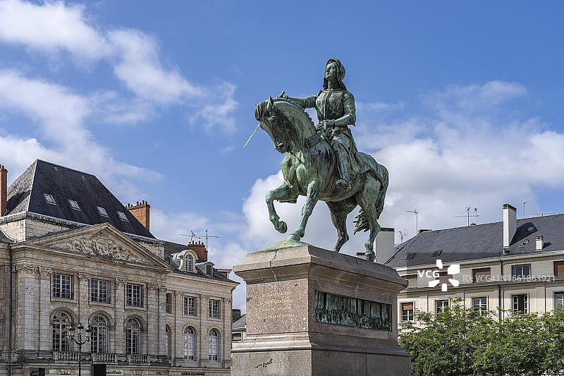 法国奥尔良马尔特罗广场上圣女贞德的骑马雕像图片素材