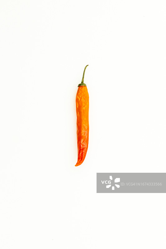 单个橙色红辣椒在白色背景上干燥的库存照片图片素材