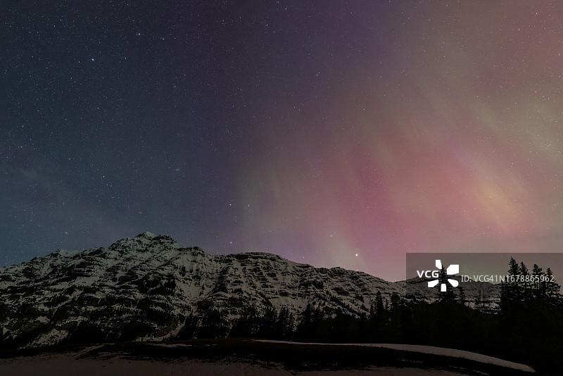 北极光照亮了夜空图片素材