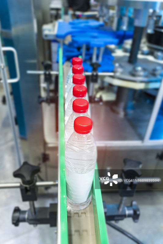 生产液体塑料瓶灌装包装机图片素材