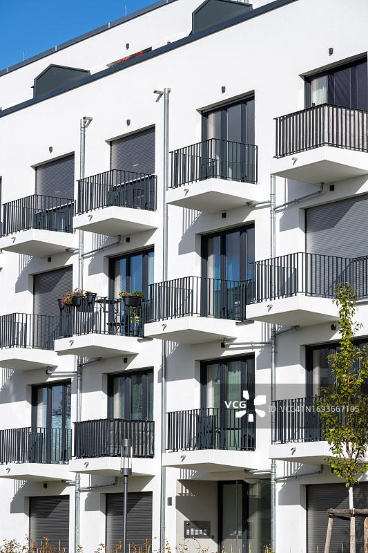 德国柏林有许多小阳台的新住宅楼图片素材