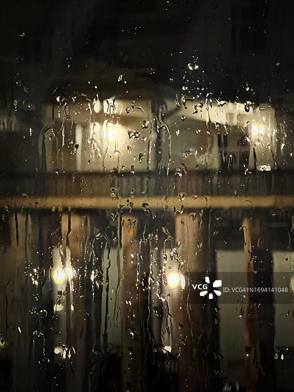 雨水溅在玻璃窗上图片素材