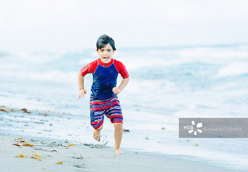 孩子们在沙滩上奔跑图片素材