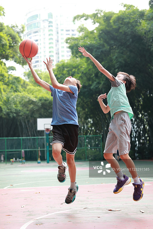 一个亚洲男孩在户外打篮球图片素材