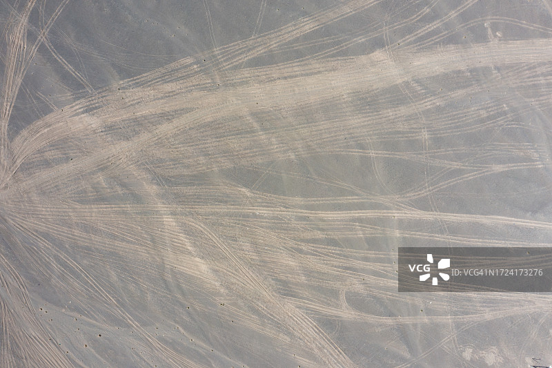 俯瞰沙漠中的车辙图片素材